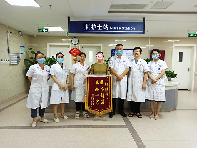 鮮花錦旗送贊譽(yù)，醫(yī)護(hù)工作暖人心