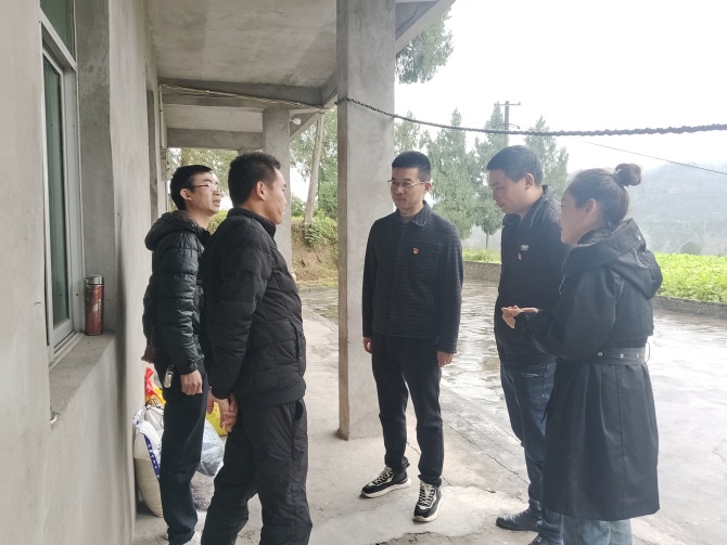 迎冬送暖，情系民心——南充市身心醫(yī)院第四黨支部冬日慰問(wèn)定點(diǎn)幫扶家庭