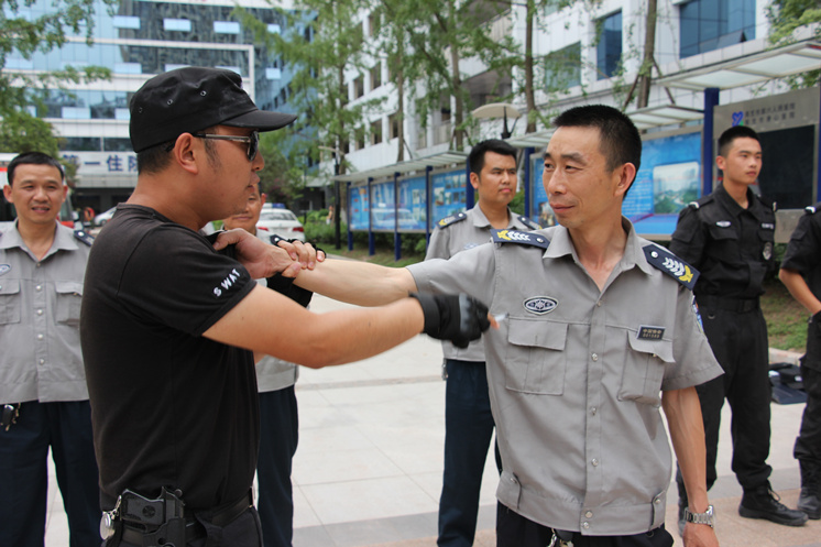 我院聯(lián)合營山縣公安特警大隊舉行了反恐防暴演練