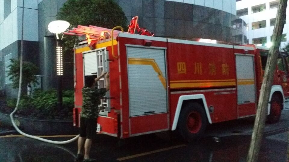 我院血液透析用水告急，消防官兵送來“救命水”