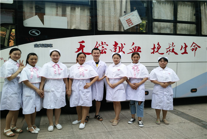 無(wú)償獻(xiàn)血，奉獻(xiàn)愛(ài)心——我院“四葉草”服務(wù)隊(duì)組織了一場(chǎng)義務(wù)獻(xiàn)血活動(dòng)
